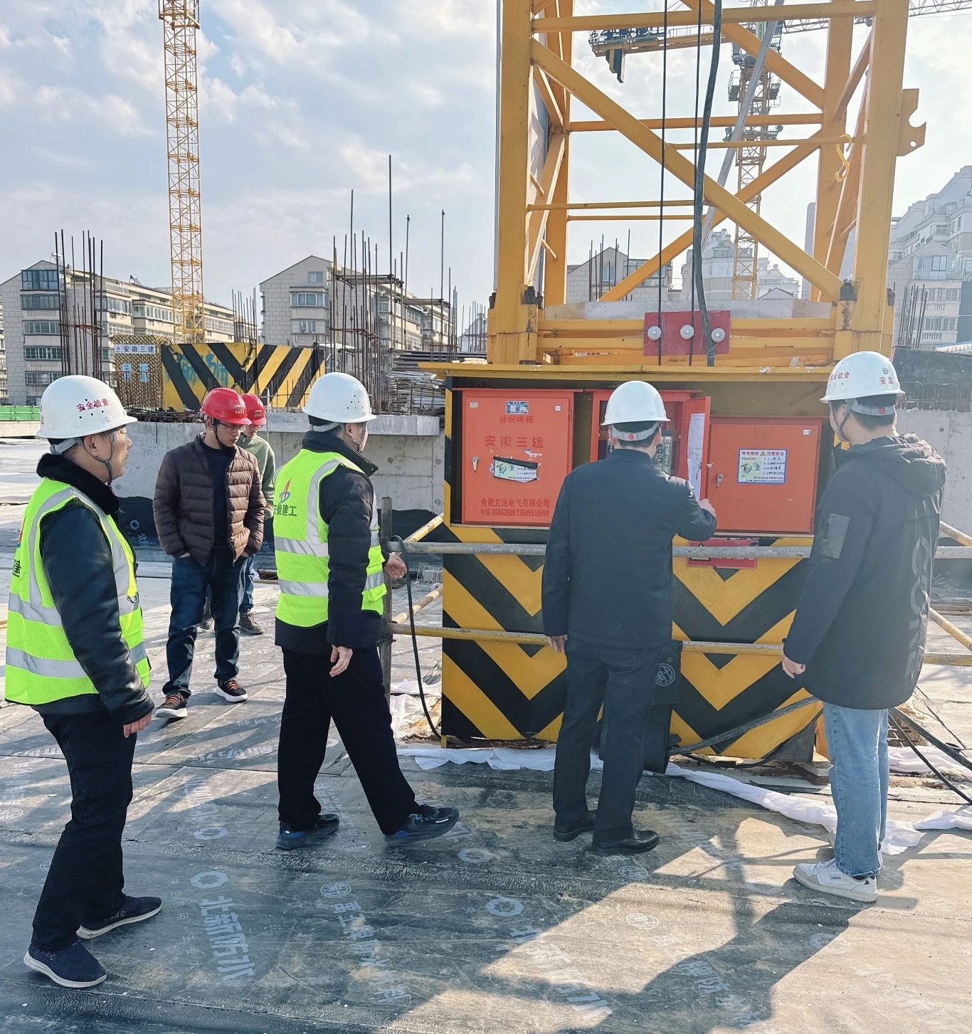 2月18日，一分公司領(lǐng)導(dǎo)帶隊對王衛(wèi)片區(qū)城市更新總承包項目施工現(xiàn)場臨時用電、大型設(shè)備、安全防護等情況進行了深入檢查，并對下一步計劃及要求作出詳細安排，要求項目全員、全面、全力進入工作狀態(tài)，以開工即決戰(zhàn)的心態(tài)，抓實抓細安全、質(zhì)量管理，強控風(fēng)險，明確目標(biāo)任務(wù)，確保項目按計劃節(jié)點順利推進。.png