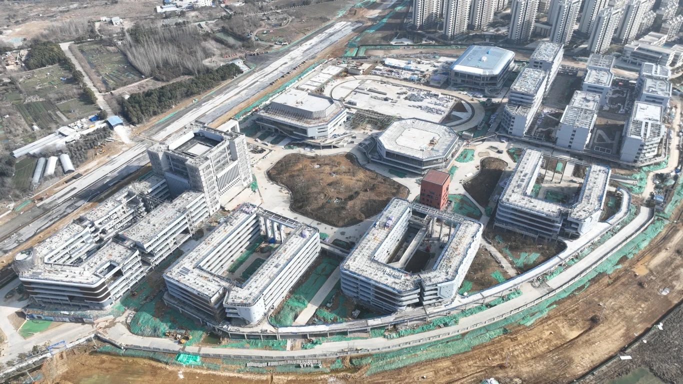 為確保合肥一中淝河校區(qū)項目2024年竣工交付節(jié)點如期完成，迅速掀起春節(jié)后復(fù)工即大干勞動熱潮，形成一股緊張快干、提速爭先的濃厚氛圍，2月16日，合肥一中淝河校區(qū)項目召開節(jié)后復(fù)工動員大會。會上，各部門負責(zé)人報告了2023年度收尾工作情況及今年的工作任務(wù)，以月、周為時間軸線，明確各目標(biāo)節(jié)點，并以圖表的形式對各勞務(wù)班組負責(zé)人進行全面交底，落實工作目標(biāo)責(zé)任制，做到責(zé)任到人，切實做到工作目標(biāo)化，目標(biāo)階段化，階段具體化，具體責(zé)任化。 (2)_副本.jpg